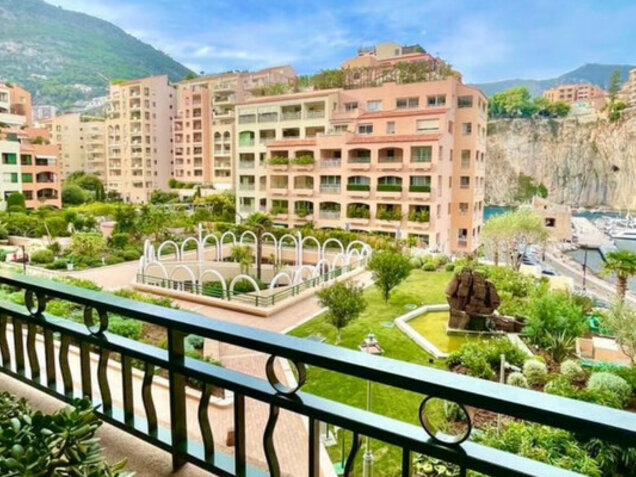 Un appartement luxueusement rénové avec vue sur port de Fontvielle