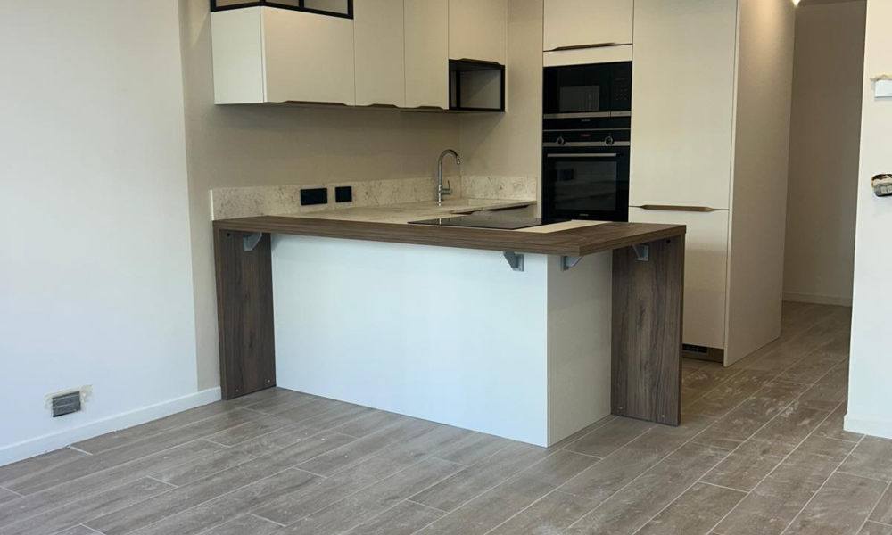 Appartement rénové de deux pièces avec vue sur la mer et le jardin - 2/11
