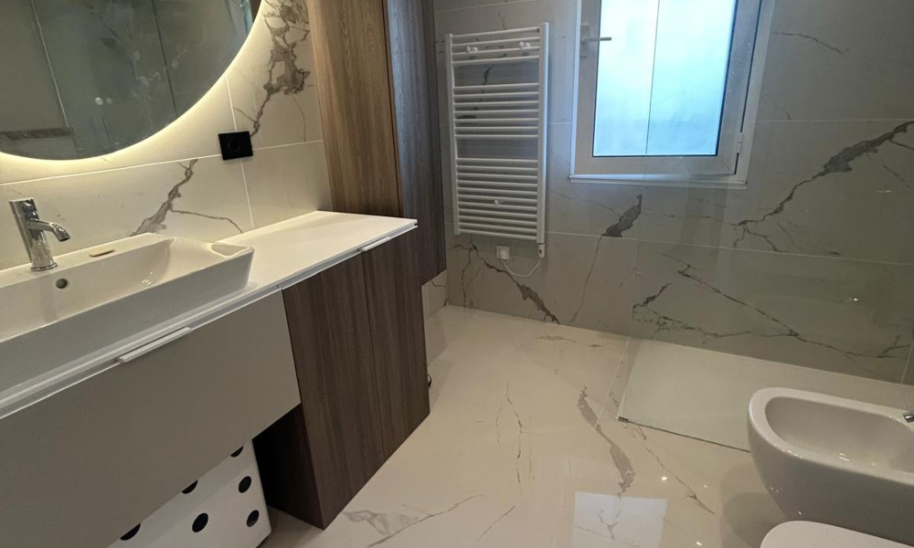 Appartement rénové de deux pièces avec vue sur la mer et le jardin - 7/11