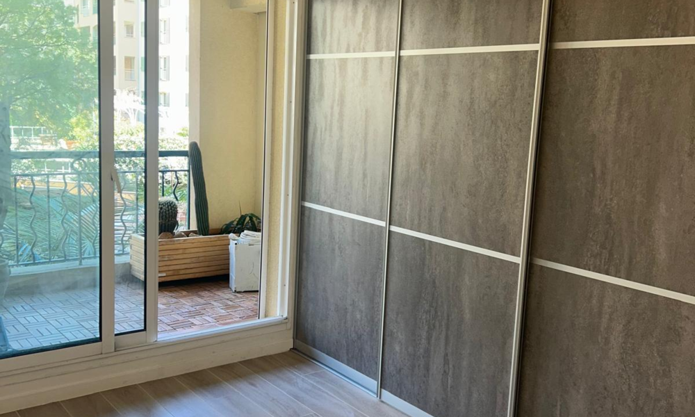 Appartement rénové de deux pièces avec vue sur la mer et le jardin - 8/11