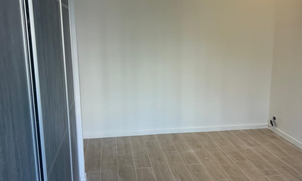 Appartement rénové de deux pièces avec vue sur la mer et le jardin - 10/11