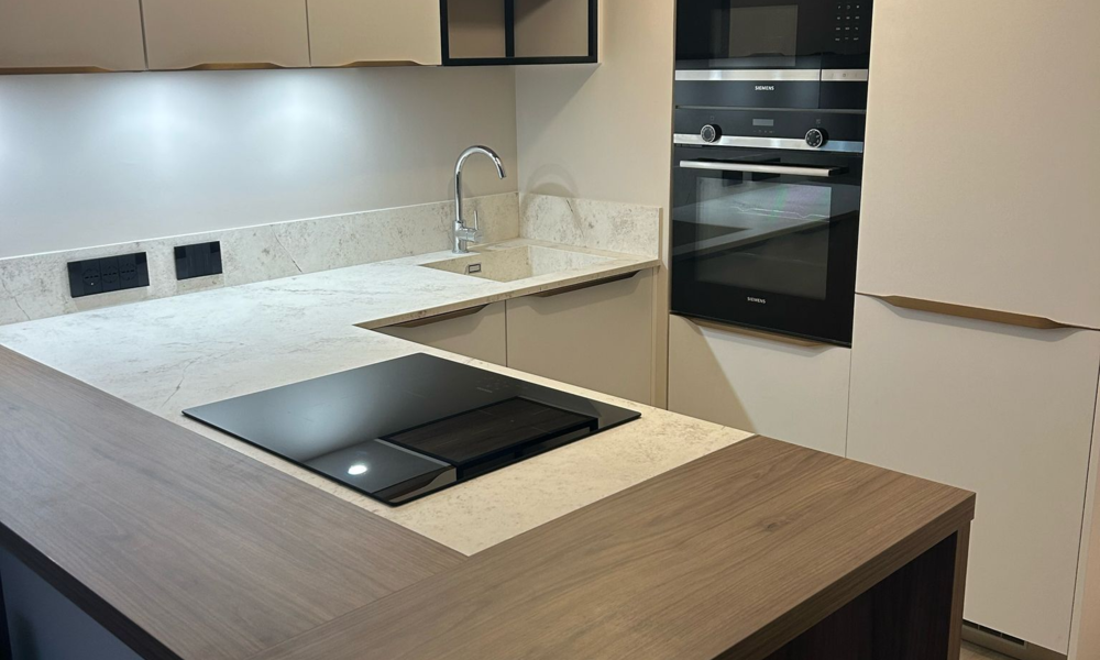 Appartement rénové de deux pièces avec vue sur la mer et le jardin - 3/11