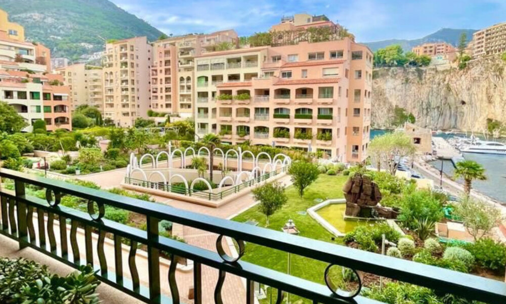 Un appartement luxueusement rénové avec vue sur port de Fontvielle - 1/8