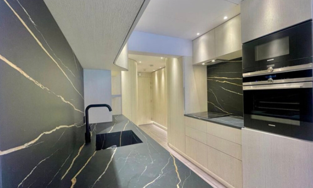 Un appartement luxueusement rénové avec vue sur port de Fontvielle - 2/8