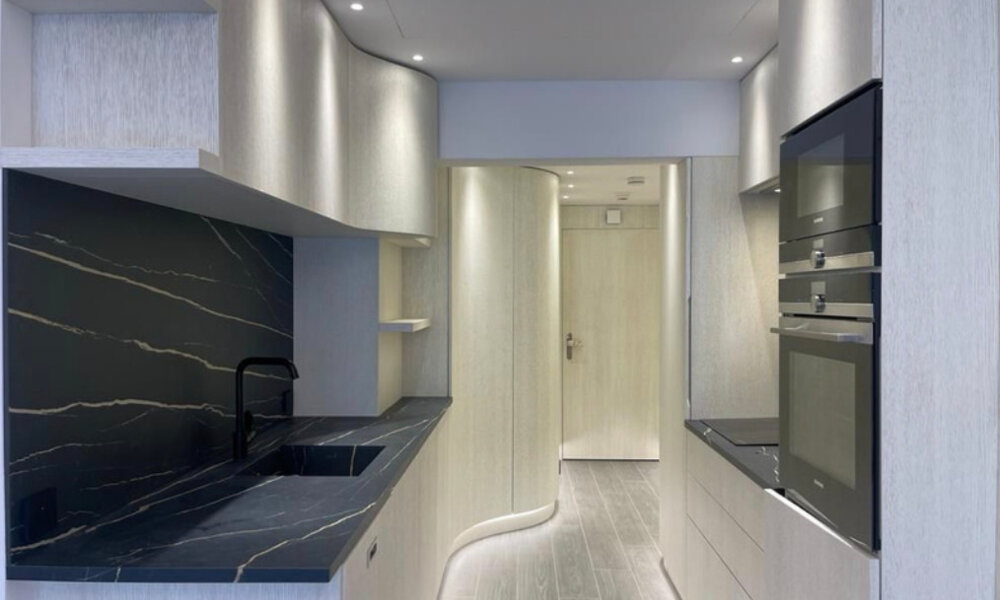 Un appartement luxueusement rénové avec vue sur port de Fontvielle - 3/8