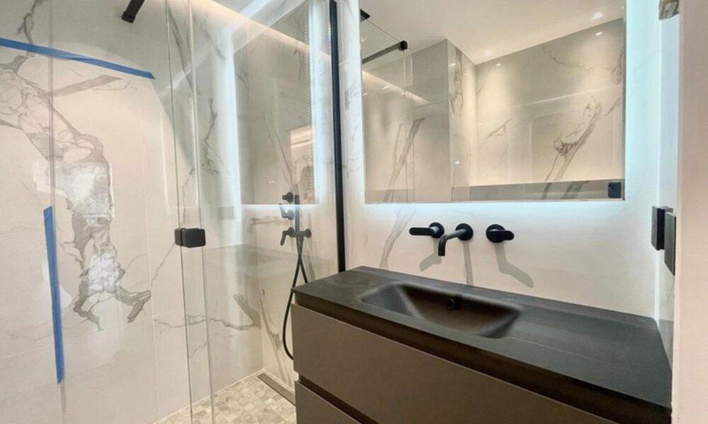 Un appartement luxueusement rénové avec vue sur port de Fontvielle - 5/8